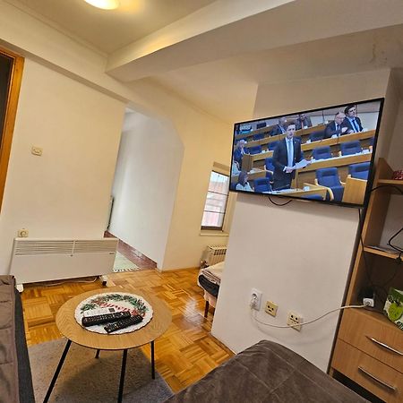 Apartman Ellye Lukavica Bagian luar foto