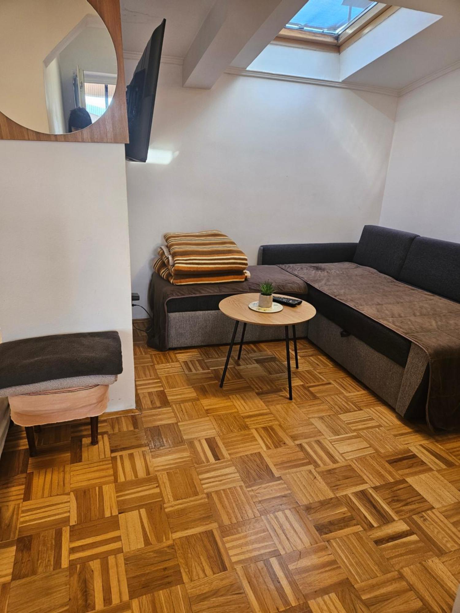 Apartman Ellye Lukavica Bagian luar foto