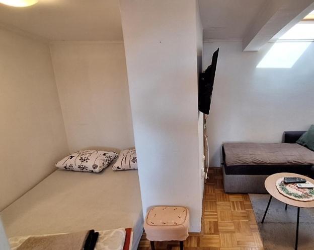Apartman Ellye Lukavica Bagian luar foto