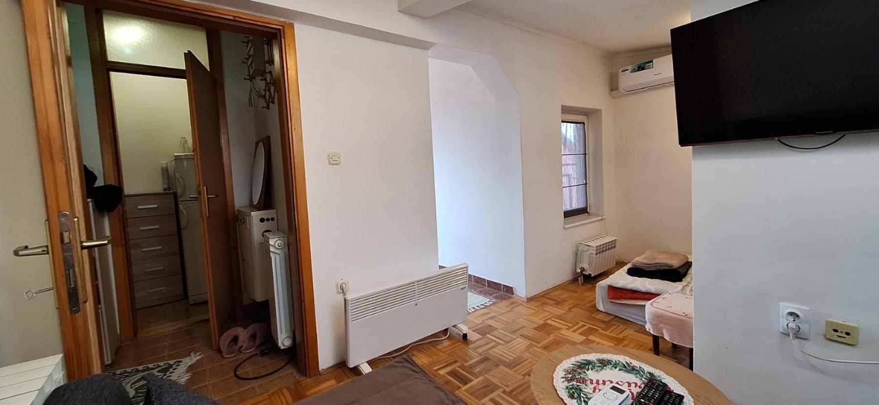 Apartman Ellye Lukavica Bagian luar foto