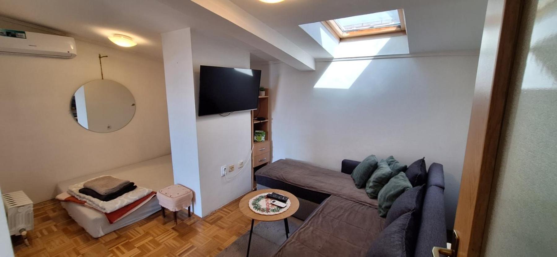 Apartman Ellye Lukavica Bagian luar foto