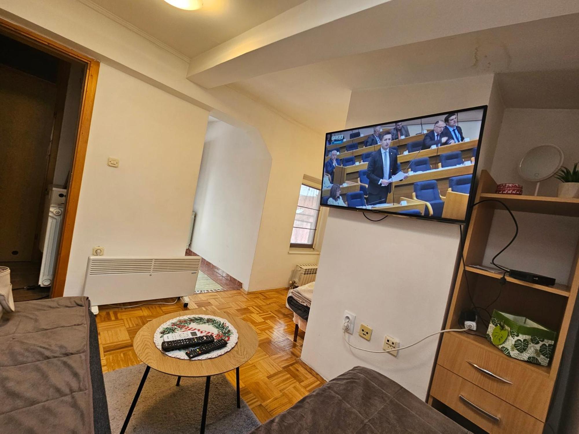 Apartman Ellye Lukavica Bagian luar foto